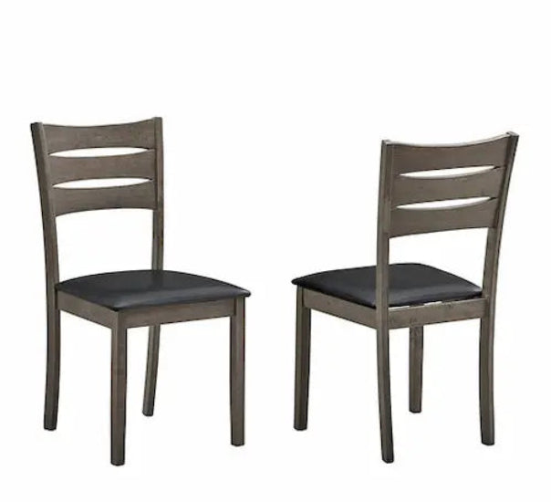 Chaises en bois gris avec dossier à lattes et assise noire, alliant confort et style moderne.