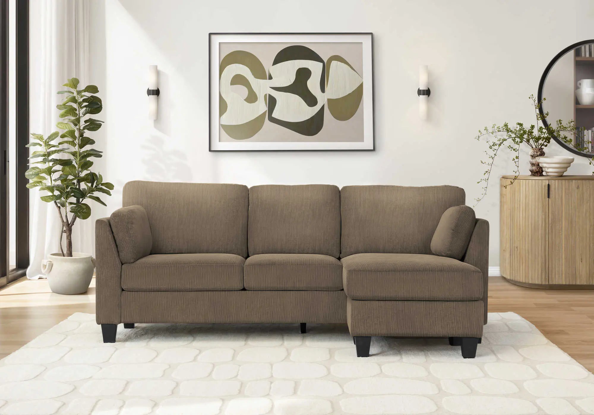 Un canapé sectionnel Optimum Plus de couleur brun clair, en tissu, moderne et élégant, avec un accoudoir arrondi et un.