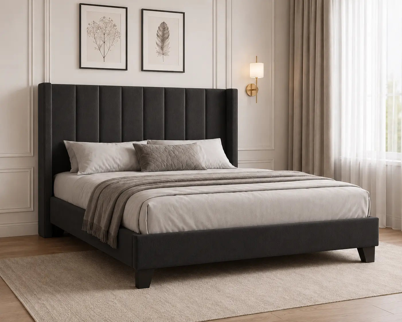 Lit queen en tissu noir, au design élégant avec une tête de lit capitonnée.