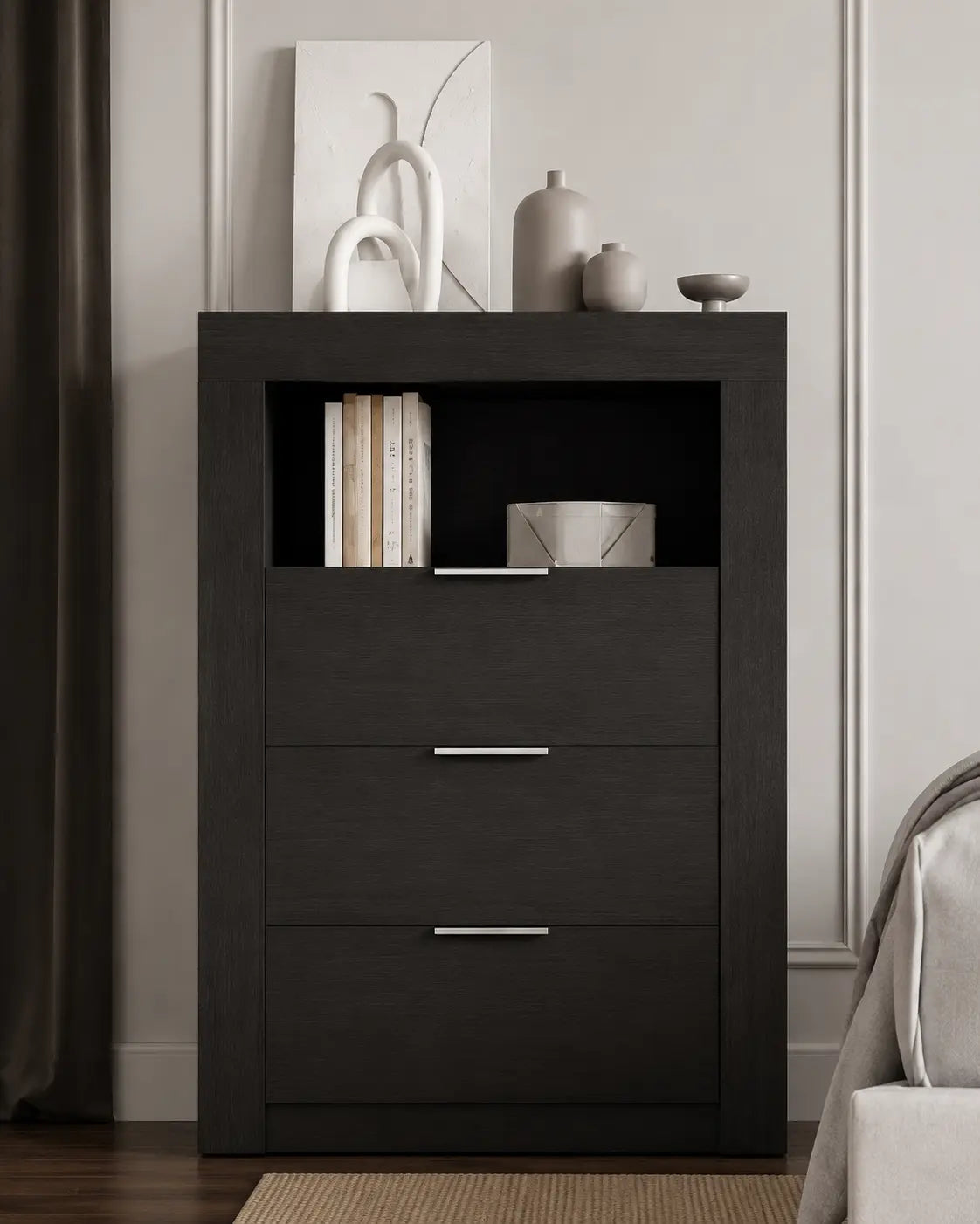Meuble Optimum Plus en noir avec trois tiroirs, finition bois moderne et espace de rangement ouvert pour décoration.