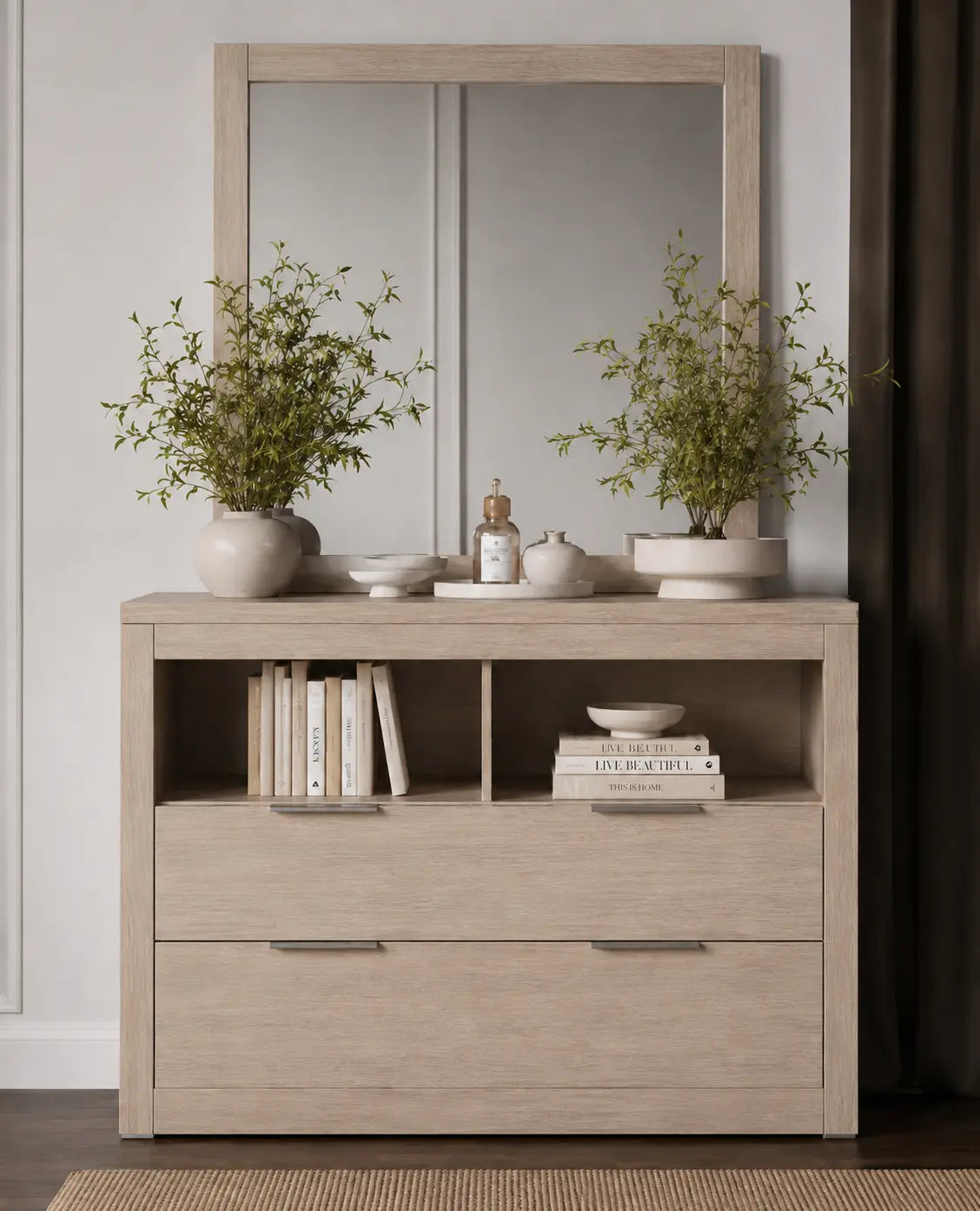 Meuble de rangement en bois clair avec miroir, style contemporain. Décoré de plantes et dobjets, il offre une touche chaleureuse.