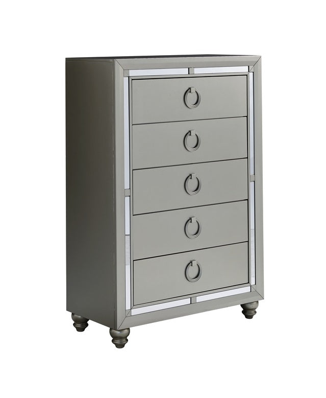 Commode élégante de couleur argentée, en matériau traditionnel, avec cinq tiroirs et des poignées en métal. Style moderne et raffiné.