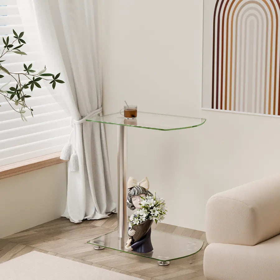 Table daccent en verre et acier inoxydable, style moderne et épuré. Idéale pour décorer et ajouter une touche sophistiquée.
