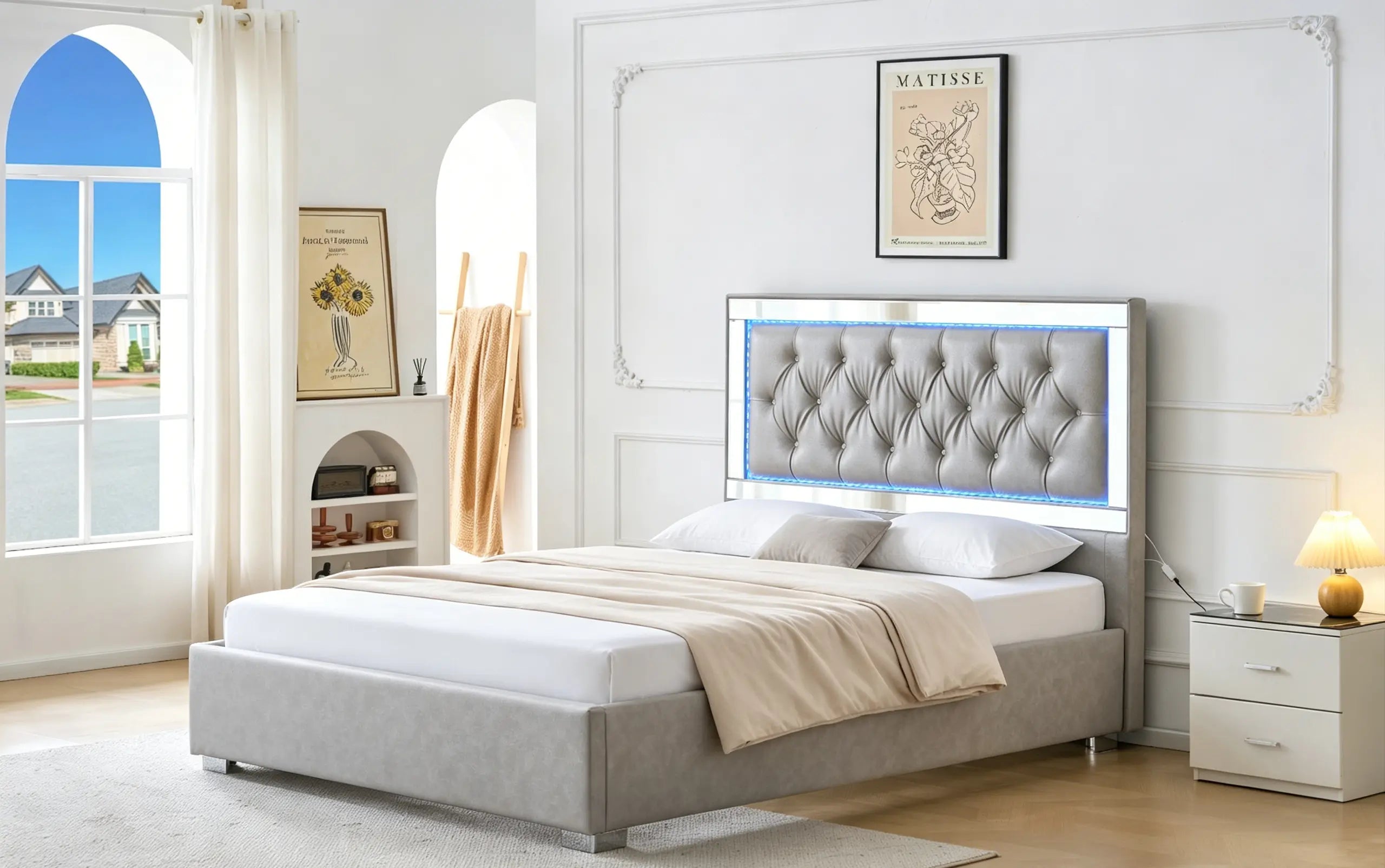 Lit queen S-8585 en tissu gris avec tête de lit capitonnée, style moderne et élégant, parfait pour une chambre raffinée.