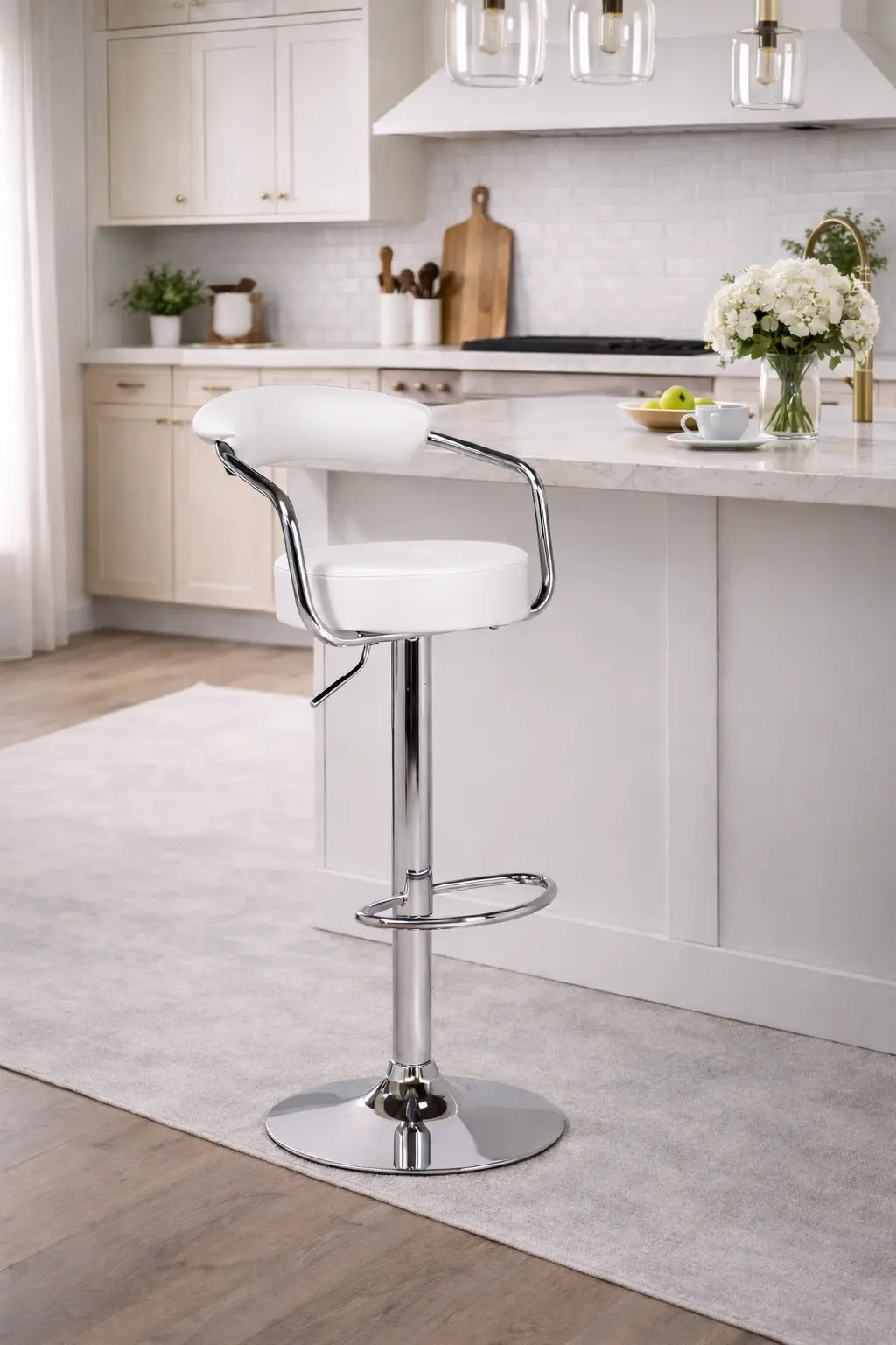 Tabouret de bar réglable en blanc, avec un design moderne et élégant, parfait pour les cuisines ou les bars.