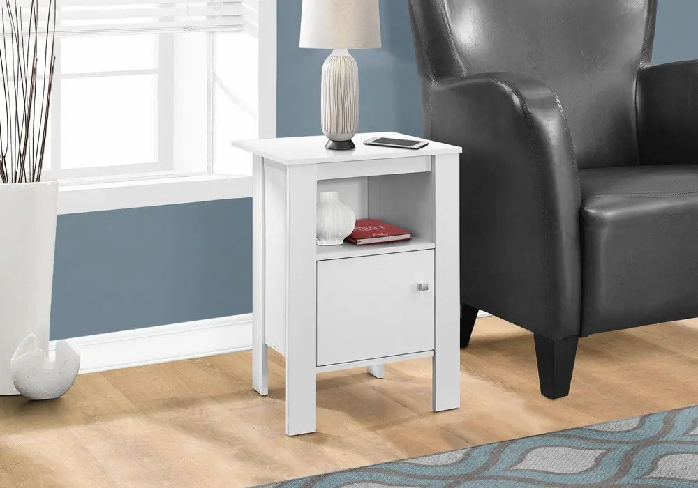 Table dappoint blanche en bois, de style moderne, avec un tiroir et une étagère ouverte. Idéale pour un intérieur élégant.