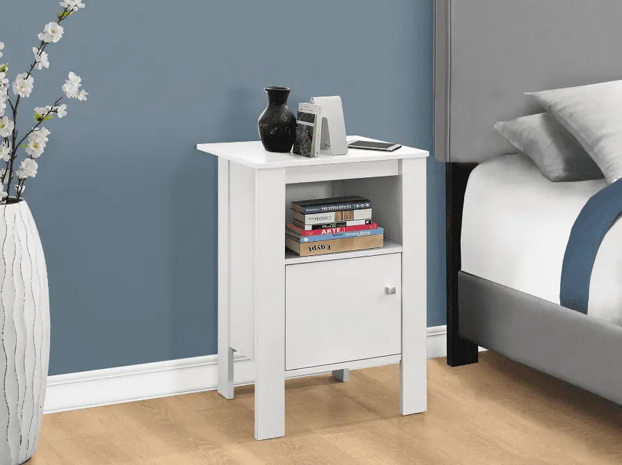 Table de chevet blanche en bois, au design contemporain et pratique, avec un espace de rangement fermé et une étagère.