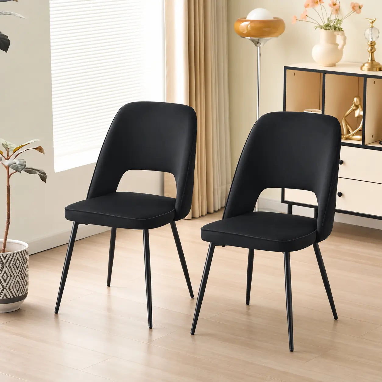 Deux chaises S-2197B en velours noir sont placées dans un espace lumineux, ajoutant une touche moderne et élégante. Optimum Plus.