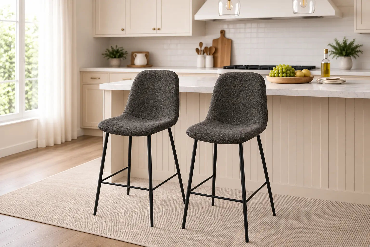 Deux tabourets de comptoir en tissu bouclé gris foncé avec pieds noirs, apportant une touche moderne à un espace élégant.