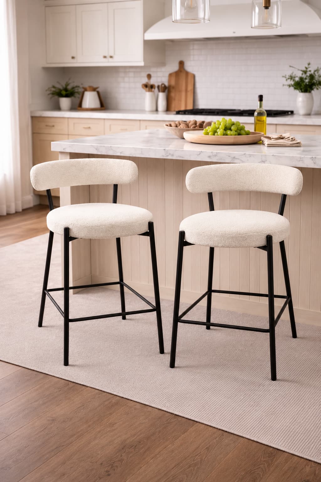 Deux tabourets de comptoir blancs en tissu bouclé, au style moderne, se trouvent dans une cuisine lumineuse. Optimum Plus.