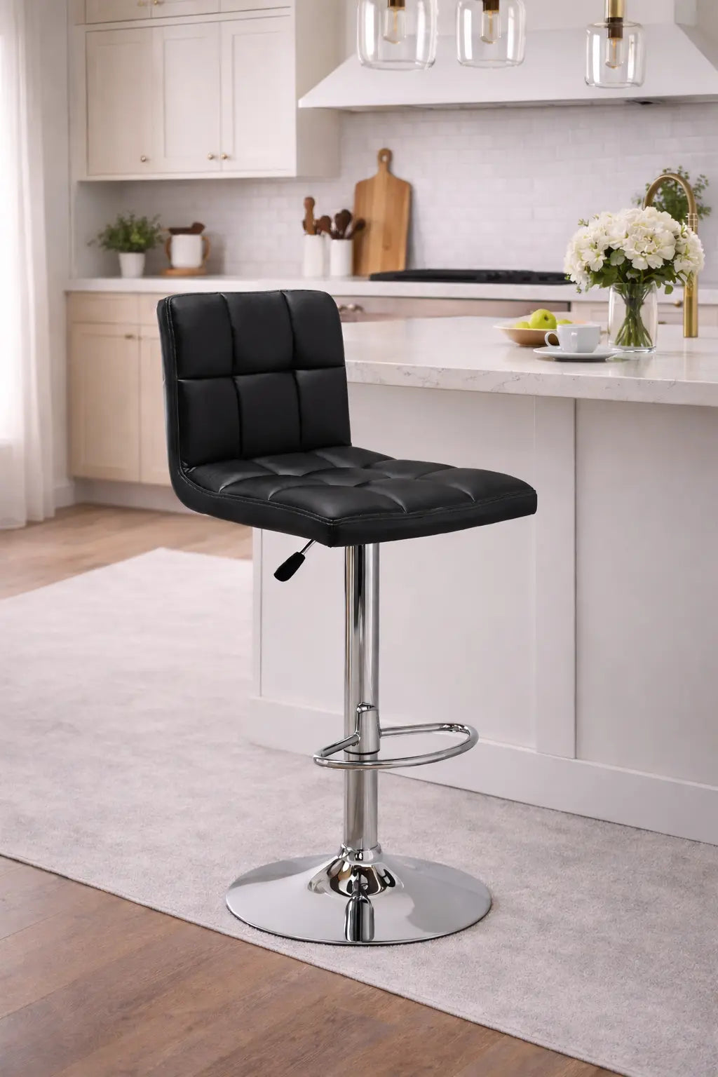 Tabouret de bar noir en simili cuir, style moderne avec base en métal brillant. Idéal pour les cuisines contemporaines.