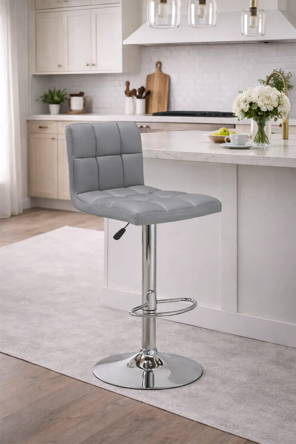 Tabouret de bar moderne gris avec assise rembourrée et piètement en chrome, idéal pour une cuisine élégante. Optimum Plus.