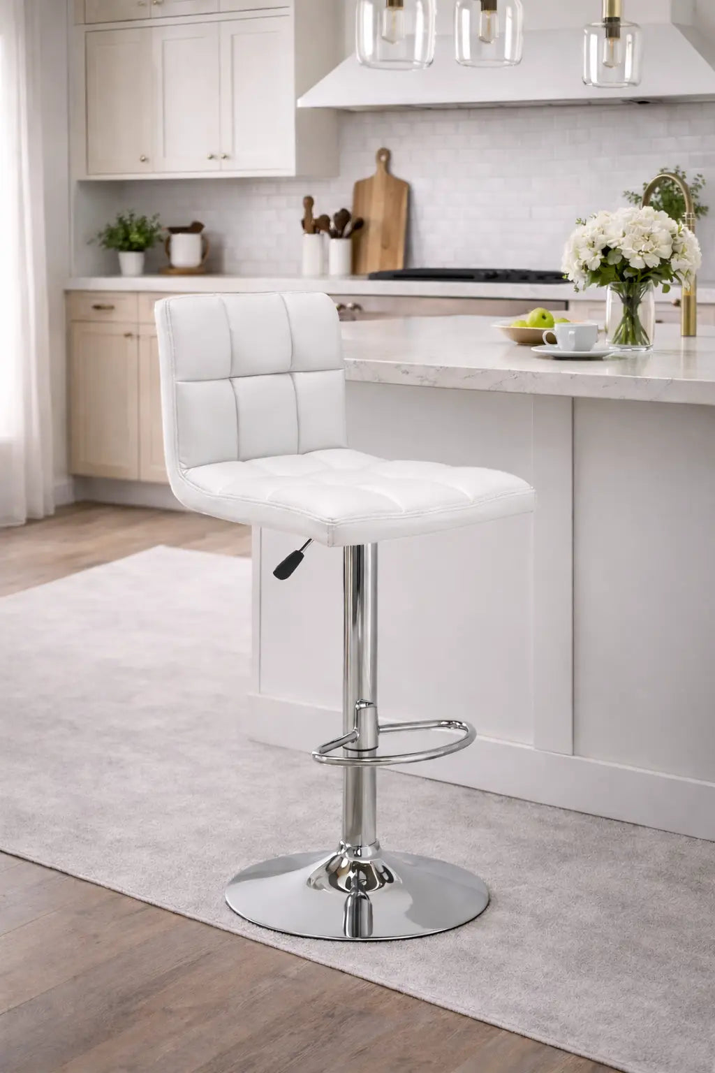 Tabouret de bar blanc au design moderne, avec assise rembourrée et piètement en métal chromé.