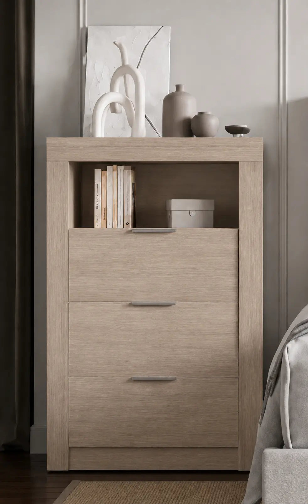 Meuble de rangement Optimum Plus en bois clair, avec trois tiroirs et une étagère ouverte, alliant design moderne et fonctionnalité.