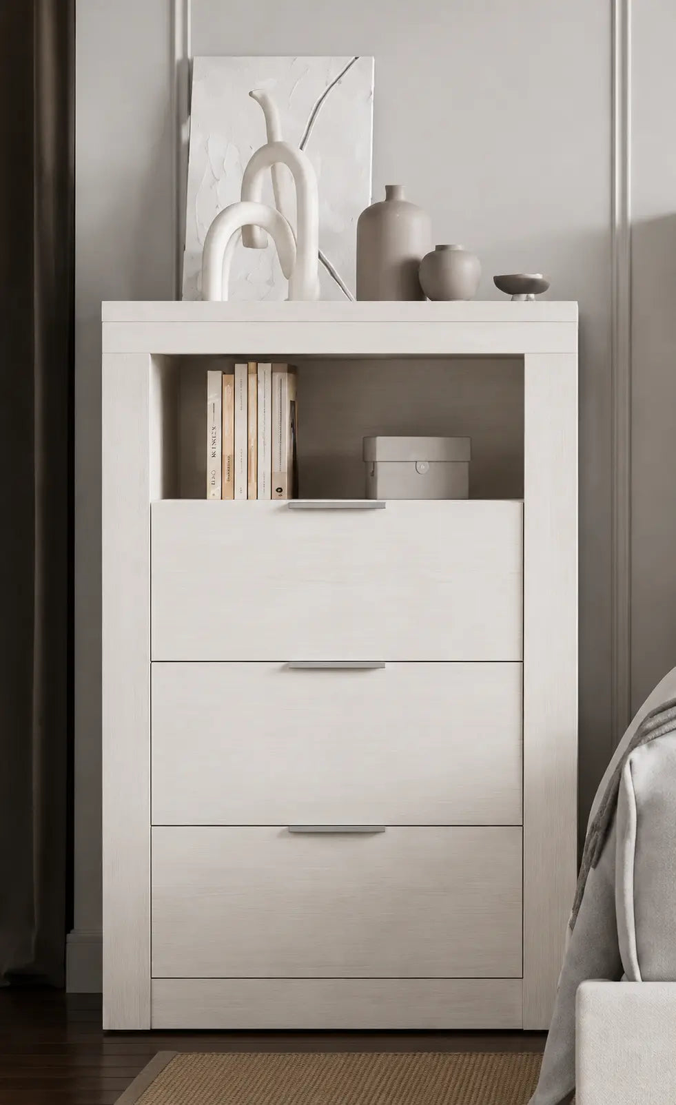 Meuble de rangement moderne en blanc, avec trois tiroirs et une étagère ouverte. Style épuré, finition Optimum Plus.