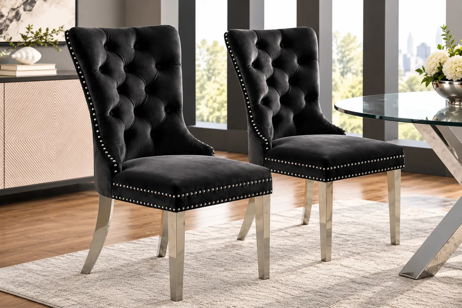 Deux chaises en velours noir, élégantes et confortables, avec un cadre en chrome poli, ajoutent une touche moderne à votre.