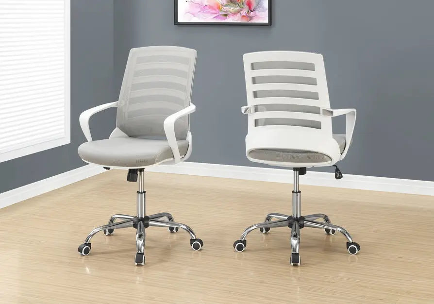 Deux chaises de bureau modernes Optimum Plus, en mesh gris et blanc, avec des accoudoirs et un design ergonomique.