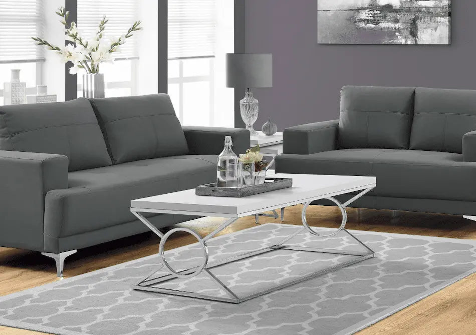 Table basse rectangulaire blanche avec base en métal chromé, style moderne et élégant, idéale pour un salon contemporain. Optimum Plus.