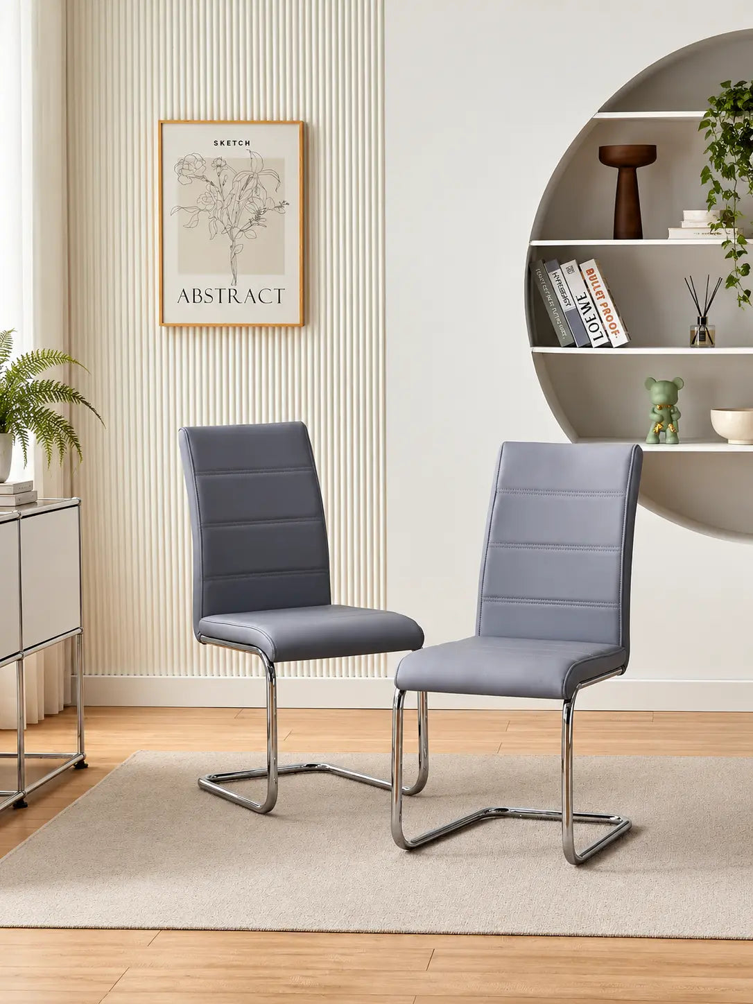 Deux chaises S-2159 gris au design élégant, avec une base incurvée en métal, ajoutent une touche moderne à votre intérieur.