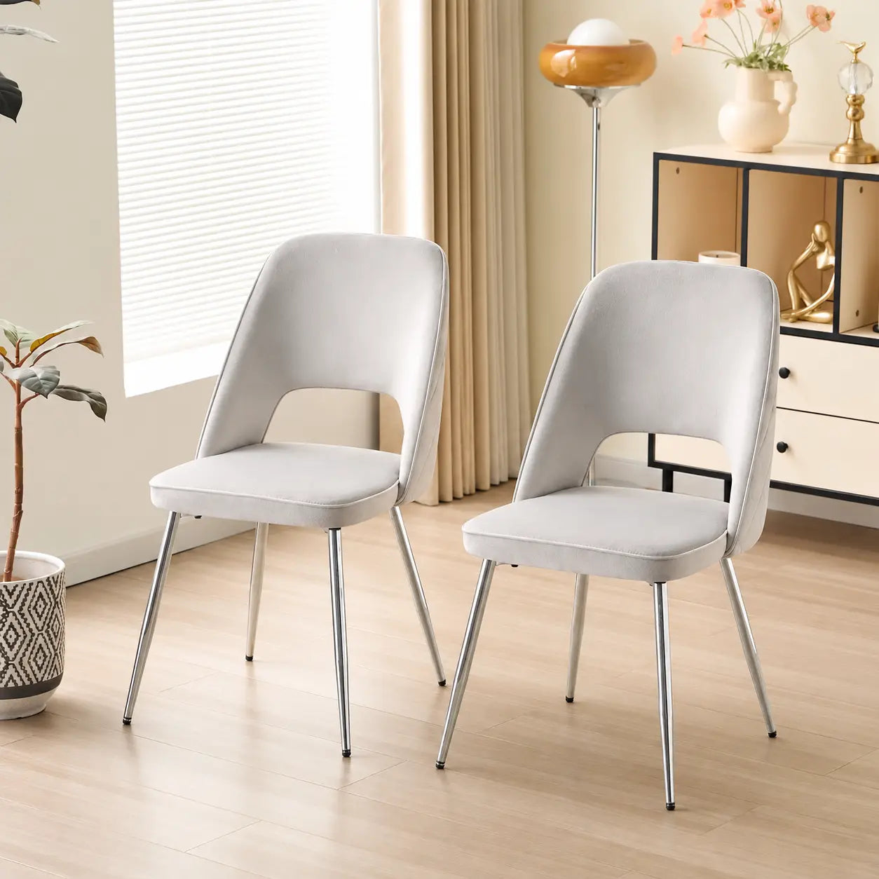 Deux chaises modernes S-2197 SV en velours gris avec des pieds en métal chromé, parfaites pour un intérieur élégant.