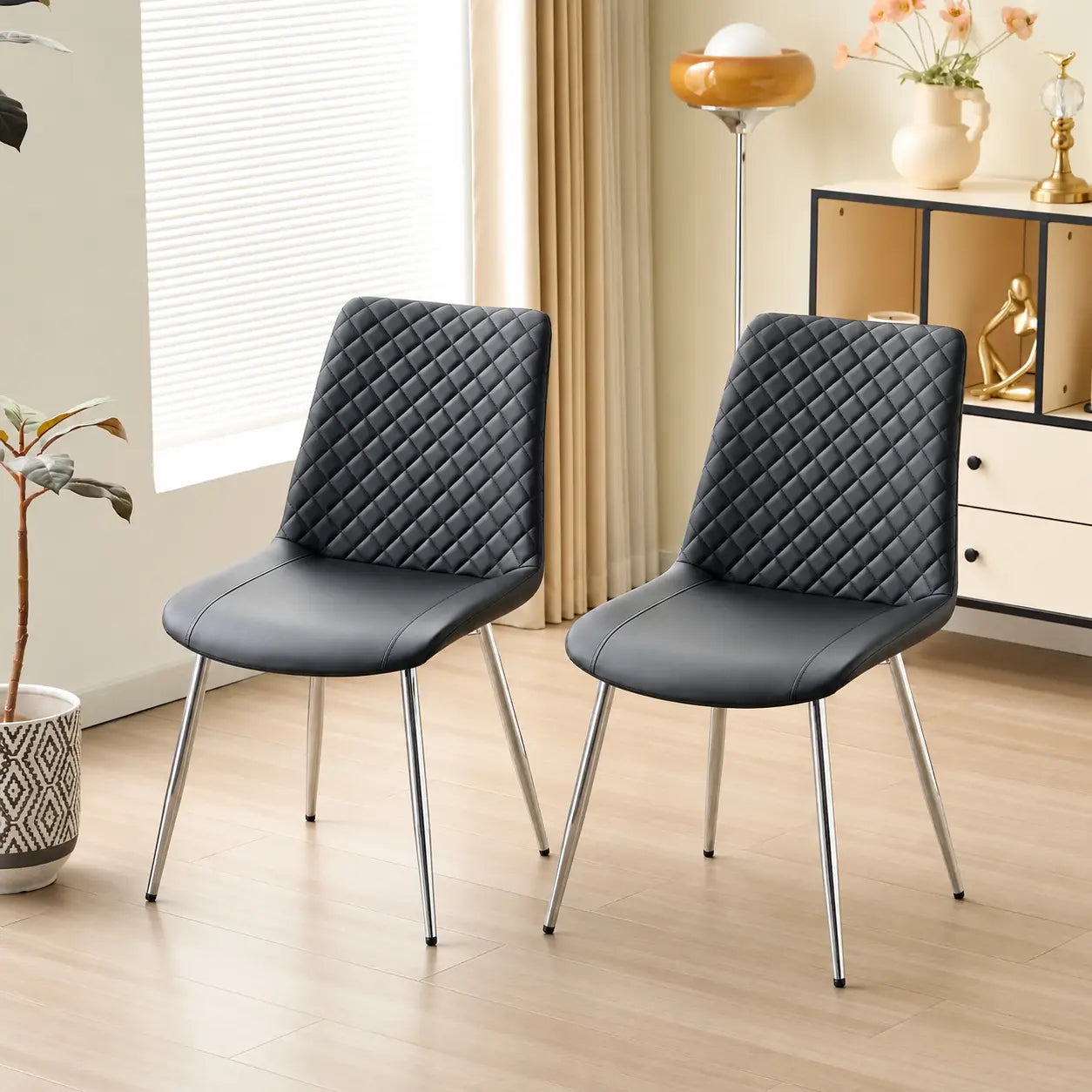 Deux chaises S-2199 SV, en simili cuir noir, avec un design moderne et une base en métal, parfaites pour les.
